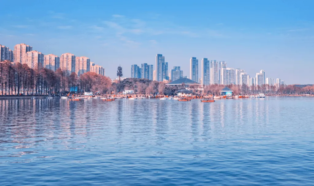 Spirit系列电动船外机续航-V8哈希科技-武汉东湖景色