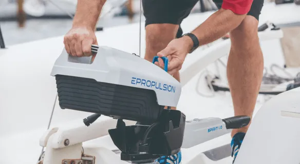 Spirit系列电动船外机-Spirit Plus 电池轻松更换电池-V8哈希科技